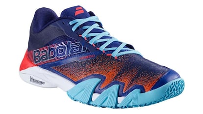 This model of Babolat sneakers has very prominent reinforcements on its sides.