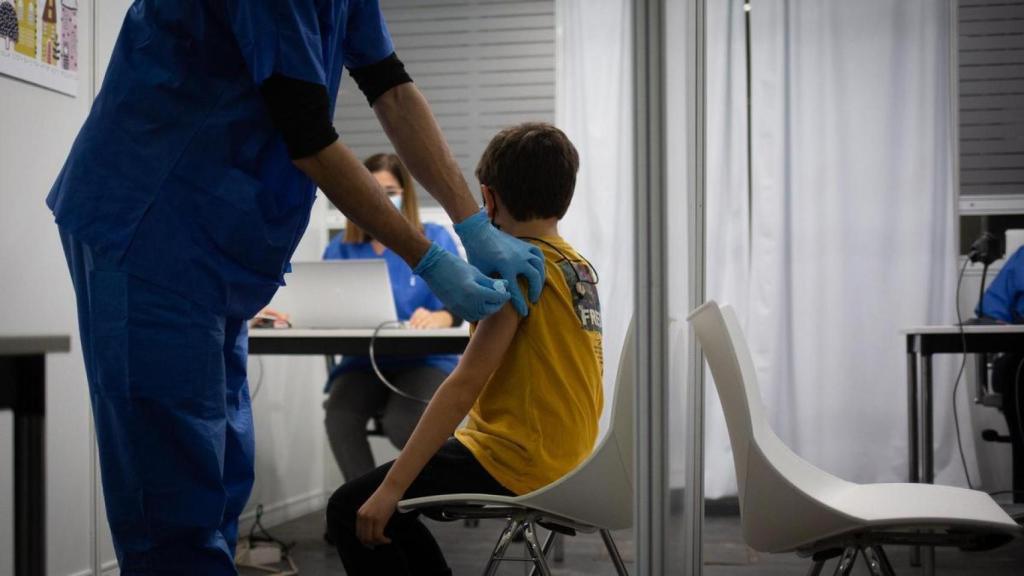 Image of a child patient with a pediatrician in Barcelona