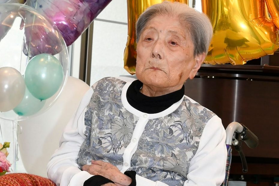 What are the healthy habits of Tomiko Itooka, the oldest person in the world, according to Guinness World Records