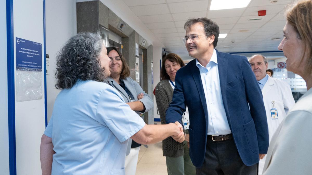 The counselor in his first public appearance at the Repélega outpatient clinic