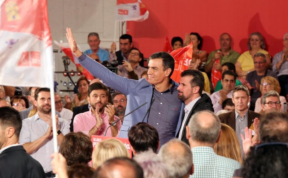 El presidente del Gobierno, Pedro Sánchez, y el secretario general del PSOE de Castilla y León, Luis Tudanca, en un acto en Valladolid en octubre de 2019