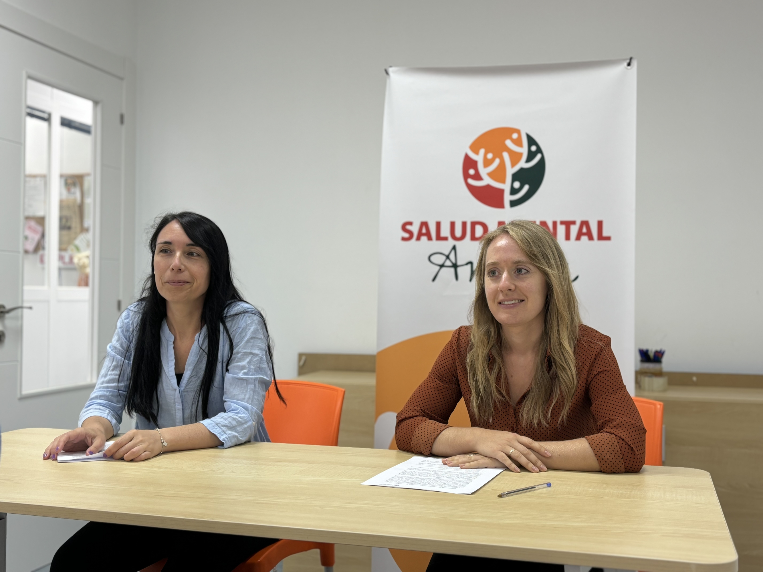 In the image, the psychologist, Blanca Cuesta, with the person in charge of the Psychological, Family and Women's Support Service of Mental Health Aranda, Alba Ortiz