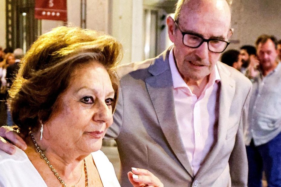 Enriqueta y Emilio, los padres de Enrique Ponce, el pasado día 9, en Valencia, en la gran despedida de su hijo.