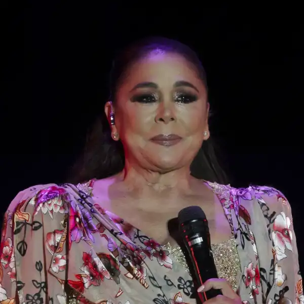 Isabel Pantoja breaks down when remembering Paquirri in her last concert and avoids the controversy after the death of Julián Muñoz