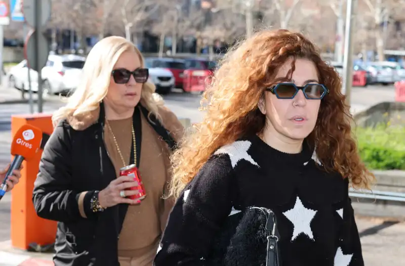 Sofía Cristo and Bárbara Rey in the streets of Madrid