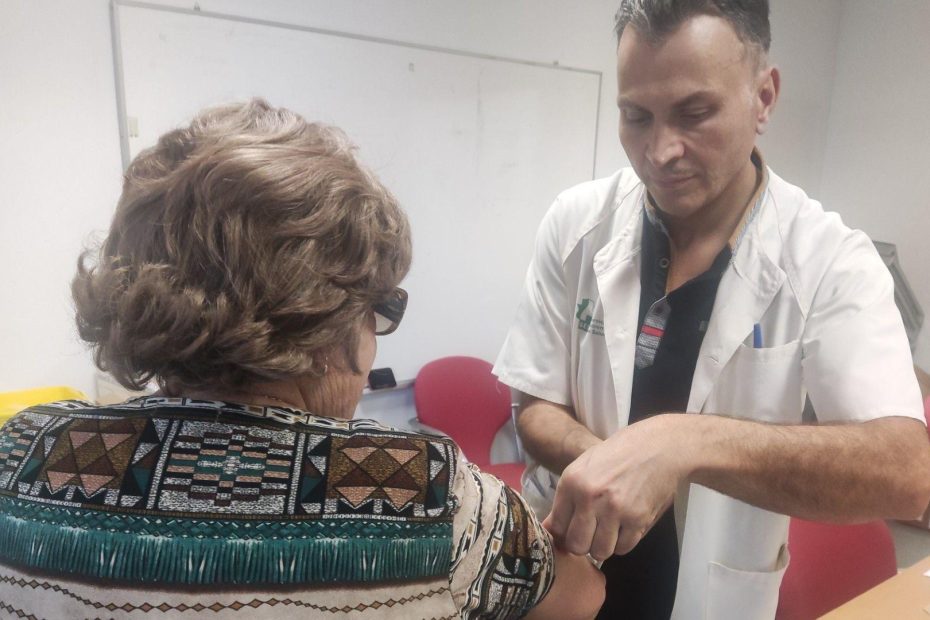 The vaccination campaign began at the Health Center