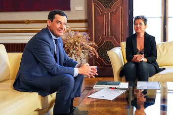 The president of the Junta de Andalucía, Juanma Moreno, and the Adelante Andalucía deputy, Maribel Mora, during a meeting. (Francisco J. Olmo/Europa Press)