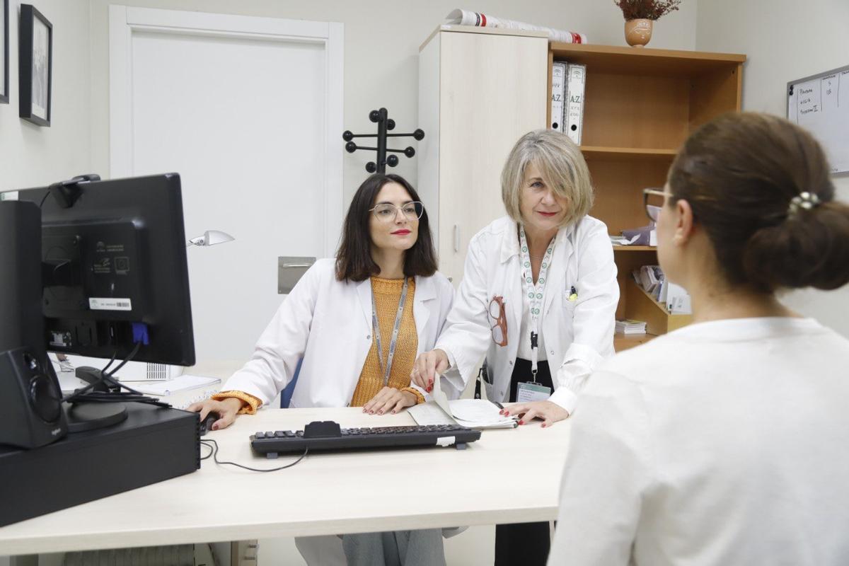 Las doctoras Diana Corona y Ángela Camacho, de la Unidad de Enfermedades Infecciosas del hospital Reina Sofía, en consulta.