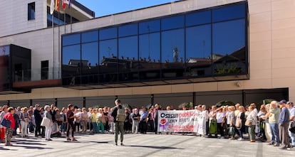 Neighbors of Lasarte-Oria (Gipuzkoa) gather to protest the lack of quality of healthcare in the health center of the Gipuzkoan municipality.