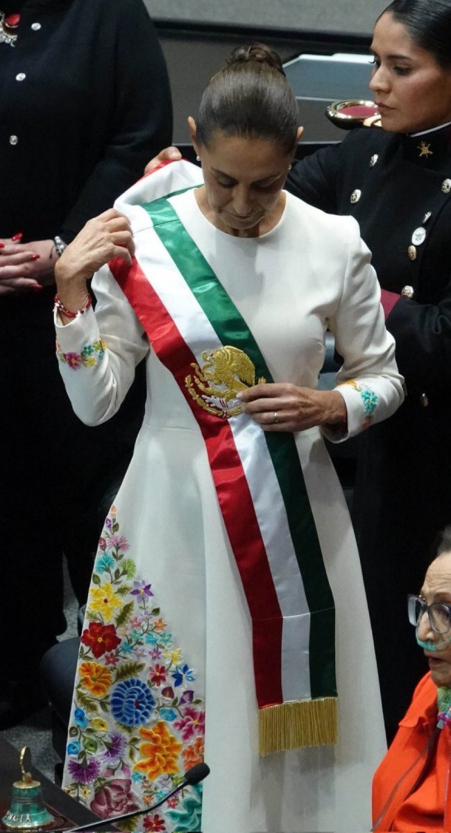 Claudia Sheinbaum with presidential band inauguration of protest