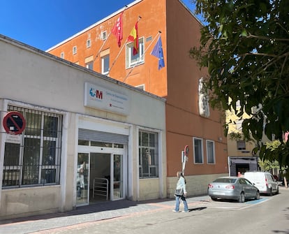 A woman walks to the Vicente Soldevilla health center, in Puente de Vallecas, Madrid, this Friday.