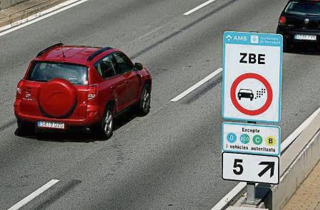 photo application of fines to the most polluting vehicles that circulate in the low emissions zone (ZBE). The sanctions, from 100 to 500 euros depending on the infraction and the type of vehicle, were to begin to be effective in April, but the confinement delayed this measure until the return to school. The vehicles affected by the traffic restrictions are those that do not have the right to an environmental badge from the DGT (0, Eco, C and B) and cannot circulate within the ZBE area between seven in the morning and eight in the morning. late on weekdays. For some older vehicles, the veto remains in place.