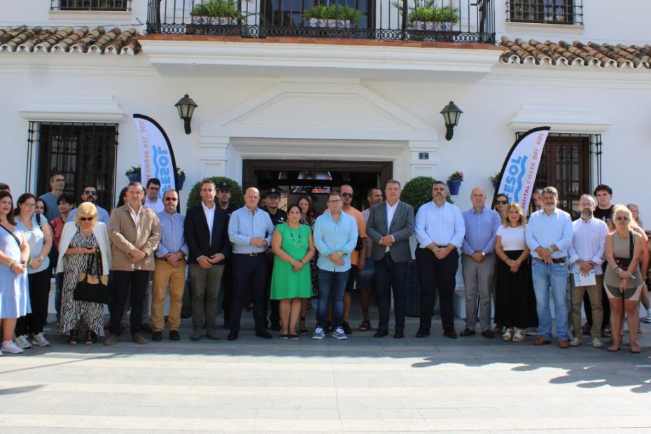 El manifiesto se leyó a las puertas de la Casa Consistorial de Mijas.  I. PÉREZ.