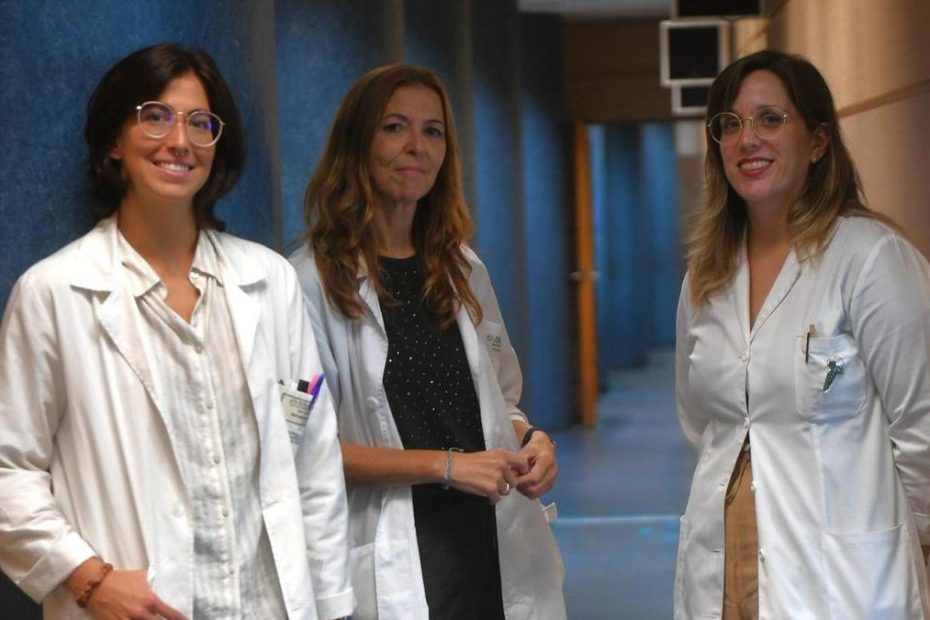 Sara García, Mercedes Fernández y la doctora Andrea Prieto, en el centro de salud San José, donde se localiza la Unidad de prevención del suicidio del área sanitaria de A Coruña y Cee.