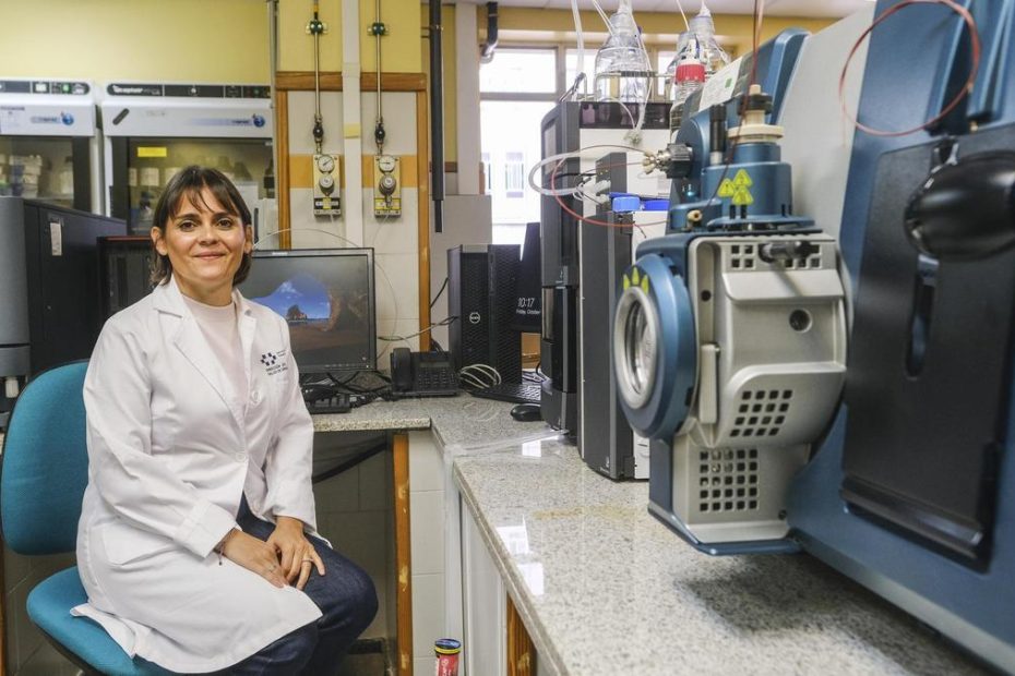 Verónica Martín en la sala de Análisis Cromatográficos